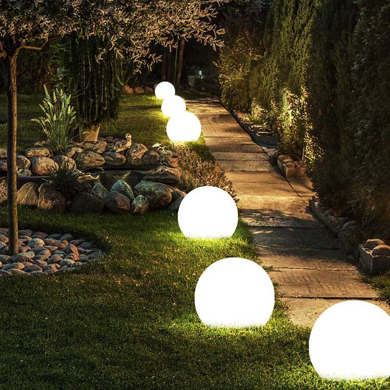 GlowSphere™ - varmvit LED-ljusboll för trädgården | 48% Rabatt